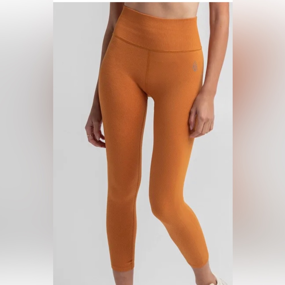 NWOT•FREE PEOPLE X FP MOVEMENT• Women’s “Free Throw” Leggings Size Small - Picture 2 of 7